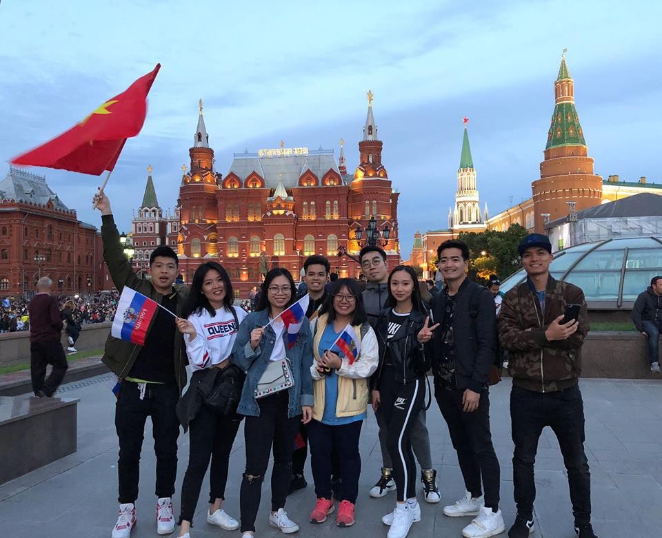 Du học sinh Việt tại Nga hừng hực giữa "chảo lửa" World Cup khiến bạn bè quê nhà ghen tị - 1 Đồng Minh Phan (phải, ngoài cùng) và nhóm du học sinh Việt tại Nga hòa mình vào trận cầu ngày mở màn World Cup 2018.