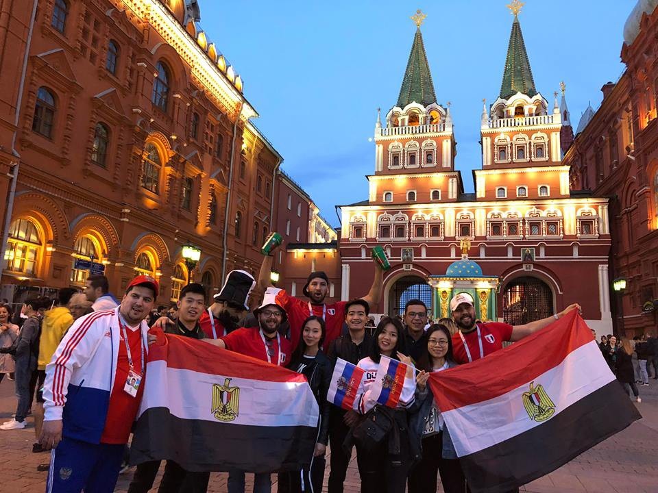 Du học sinh Việt tại Nga hừng hực giữa "chảo lửa" World Cup khiến bạn bè quê nhà ghen tị - 4 Giương cao lá cờ Nga khi đội tuyển nước nhà có chiến thắng hủy diệt 5-0 trước đối thủ Ả Rập Xê Út.