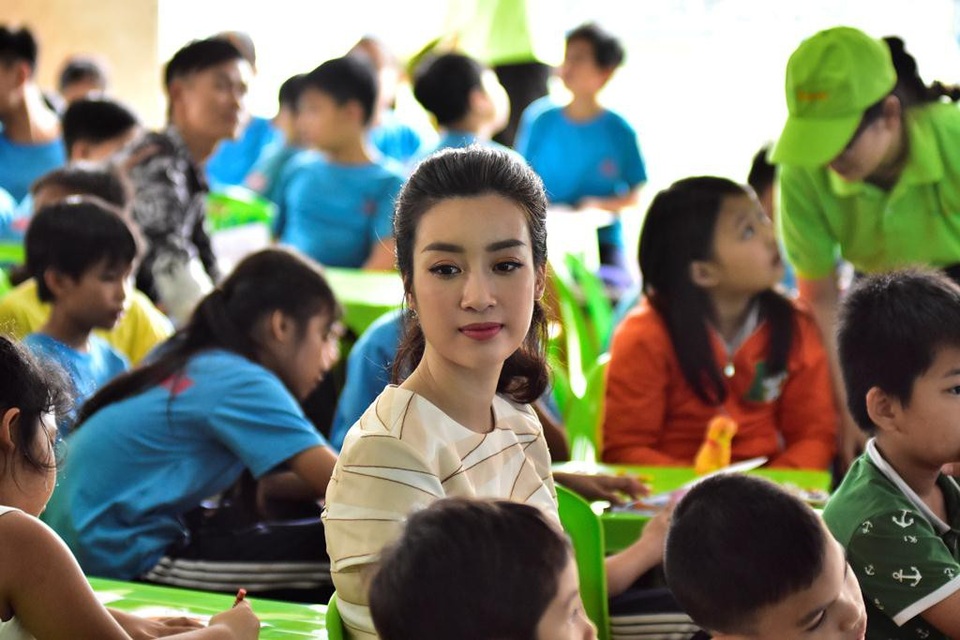 Ngồi chơi đùa, ca hát cùng các bé, có những lúc bắt gặp người đẹp nhìn các em ở làng May Mắn với đôi mắt đầy ưu tư