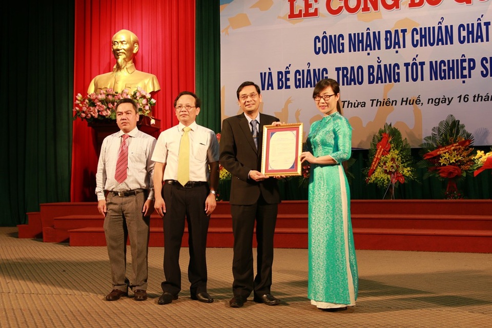 Đại học Kinh tế - Đại học Huế đạt chuẩn chất lượng giáo dục quốc gia - 2 TS. Tạ Thị Thu Hiền – Phó Giám đốc Trung tâm Kiểm định chất lượng giáo dục, Đại học Quốc gia Hà Nội trao Giấy chứng nhận đạt chuẩn chất lượng giáo dục quốc gia cho trường Đại học Kinh tế - Đại học Huế và PGS.TS. Trần Văn Hòa, Hiệu trưởng nhà trường