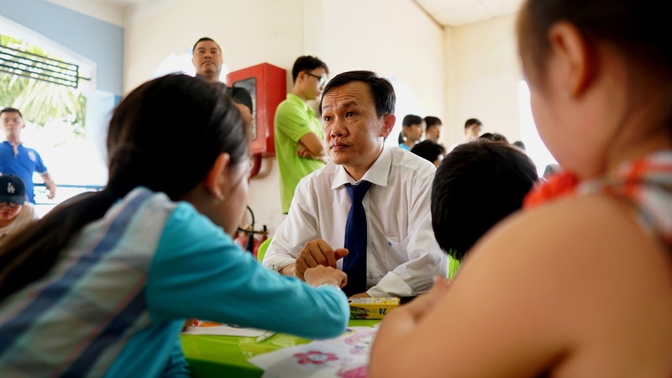 Ông Trần Thái Nguyên, Phó TGĐ công ty Qui Phúc cũng với gương mặt đầy ưu tư khi ngồi chơi với các bé. Bao năm qua, ông luôn nỗ lực cho khách hàng của mình hiểu rằng, mỗi một sản phẩm khi mua, khách hàng đã góp tay với Qui Phúc chăm lo cho những mãnh đời bất hạnh