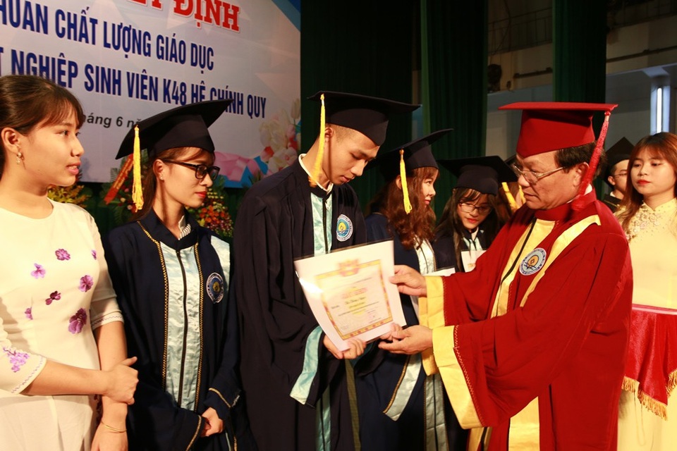 Đại học Kinh tế - Đại học Huế đạt chuẩn chất lượng giáo dục quốc gia - 3 Trao giấy khen cho các tân cử nhân
