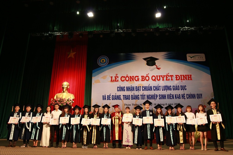 Đại học Kinh tế - Đại học Huế đạt chuẩn chất lượng giáo dục quốc gia - 4 Gần 700 sinh viên nhận bằng tốt nghiệp vào chiều 16/6