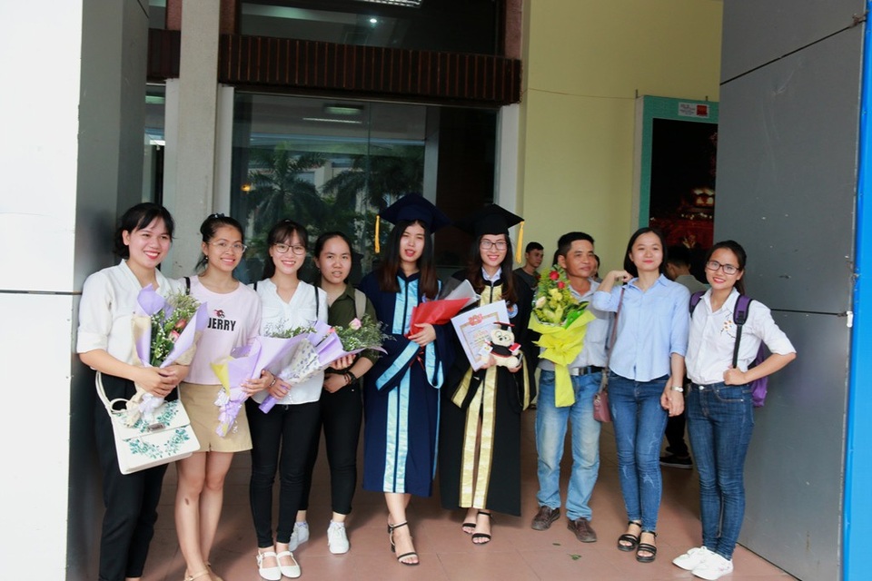 Đại học Kinh tế - Đại học Huế đạt chuẩn chất lượng giáo dục quốc gia - 6
Niềm vui các tân cử nhân trường Đại học Kinh tế Huế.