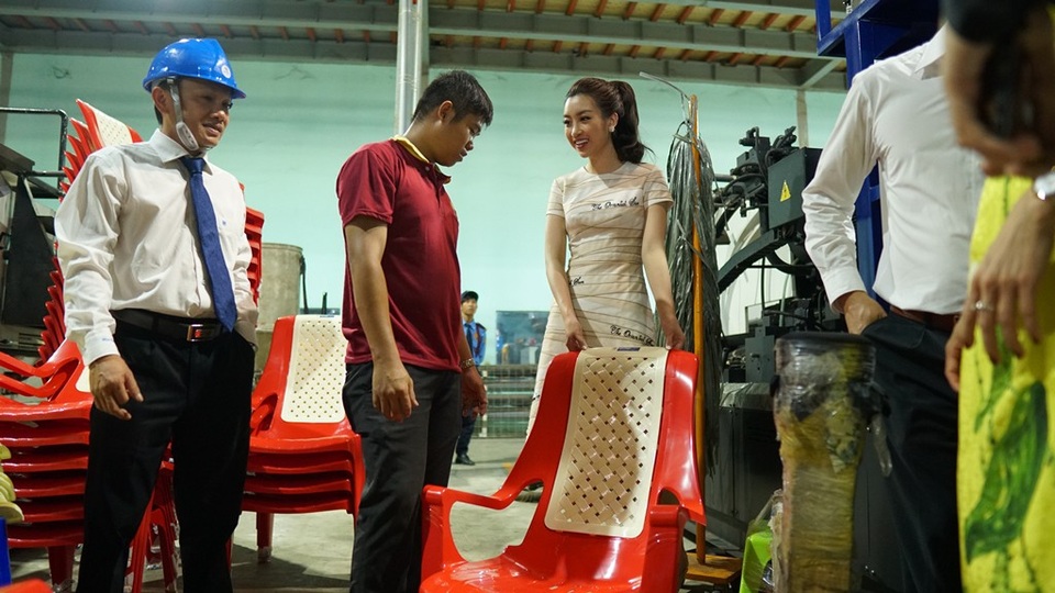 Hoa hậu Đỗ Mỹ Linh rất thích thú khám phá quy trình làm ra những sản phẩm gắn liền với cuộc sống hàng ngày. Trong ảnh, Linh hỏi khá kỹ về quy trình làm ra chiếc ghế Hawaii