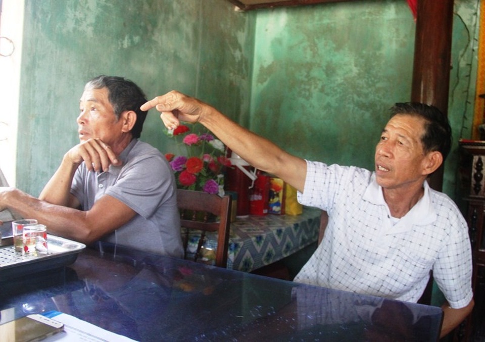 Dự án du lịch, nghỉ dưỡng 250 triệu USD “giam lỏng” dân! - 4 Ông Mính (phải), Trưởng thôn Vĩnh Hội và ông Đức, Bí thư Chi bộ thôn chia sẻ với phóng viên.