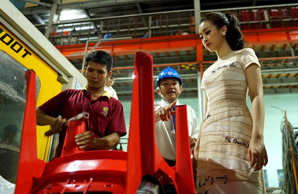 Cùng với việc chọn đồng hành với Đại sứ Thương hiệu, công ty Qui Phúc nỗ lực không ngừng để sản xuất ra những sản phẩm chất lượng, cải tiến và luôn sáng tạo về mẫu mã, nâng cao sự tiện lợi và tiện nghi trong từng sản phẩm, mở rộng mạng lưới phân phối nhằm phục vụ người tiêu dùng tốt hơn.