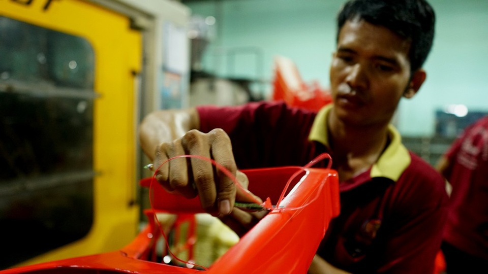 Công ty Qui Phúc với qui mô nhà máy hơn 70.000 m2 tại 111/39/4 Tây Lân, Phường Tân Tạo, Quận Bình Tân, với hệ thống máy móc, trang thiết bị sản xuất hiện đại đạt chuẩn quốc tế; hơn 1.500 công nhân viên lành nghề; đội ngũ lãnh đạo tâm huyết.