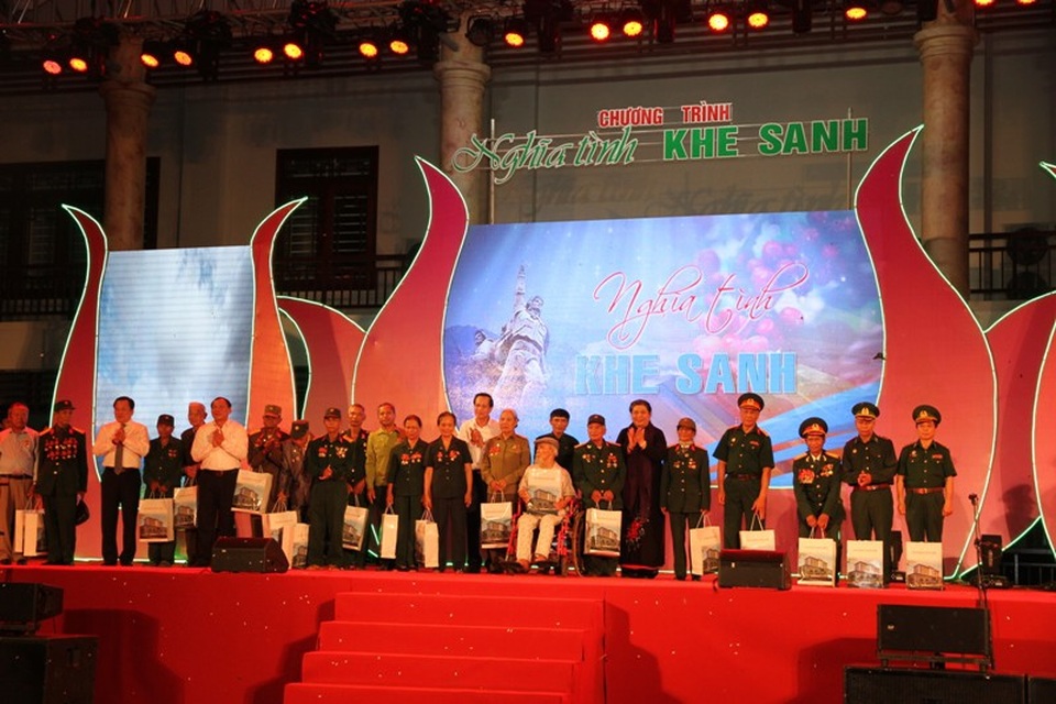 “Nghĩa tình Khe Sanh” - 1 Phó Chủ tịch Quốc hội tặng quà cho các cựu chiến binh