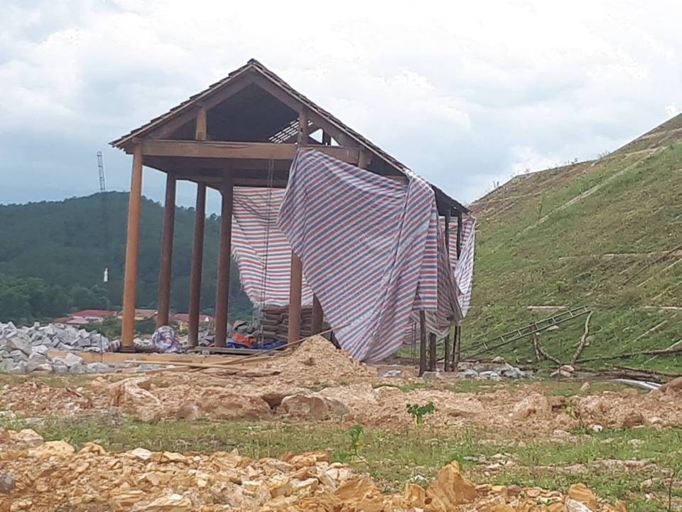 Tháo dỡ ngôi nhà “mọc” trên mái kè siêu dự án thủy lợi Ngàn Trươi - 2 Đến ngày 17/6, phía gia đình ông Thắng đã tháo dỡ công trình vi phạm này