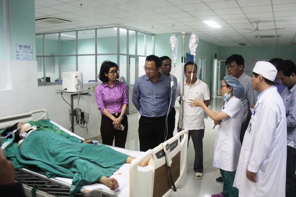 Vụ tai nạn giao thông trên đèo Lò Xo: Rà soát, đánh giá lại toàn tuyến đèo - 1 Ông Khuất Việt Hùng cùng đoàn đến thăm tình trạng sức khỏe của các bệnh nhân trong vụ tai nạn nghiêm trọng