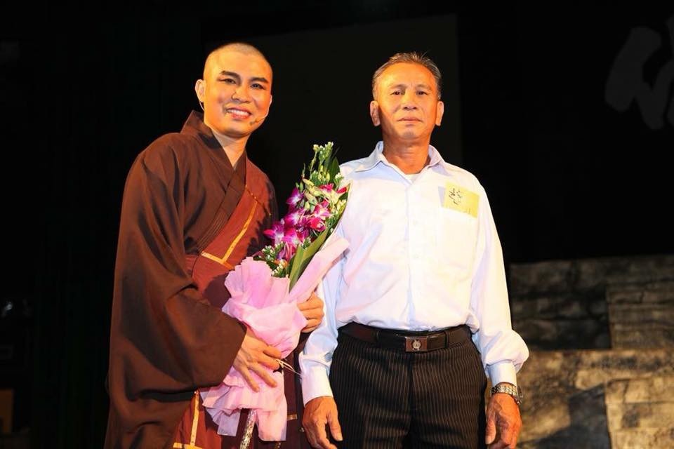 Rơi nước mắt trước những tâm sự về cha của văn nghệ sĩ Việt - 4 NSƯT Khải Trần được cha lên tặng hoa trên sân khấu khi hoàn thành vở diễn Vua Phật