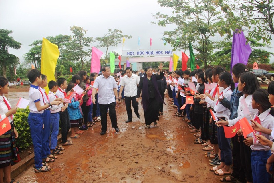 Phó Chủ tịch Quốc hội dự lễ khởi công xây dựng trường học miền núi - 1 Phó Chủ tịch Quốc hội đến thăm trường học tại Hướng Phùng