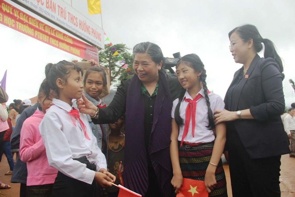 Phó Chủ tịch Quốc hội dự lễ khởi công xây dựng trường học miền núi - 4 Phó Chủ tịch Quốc hội trò chuyện với các học sinh