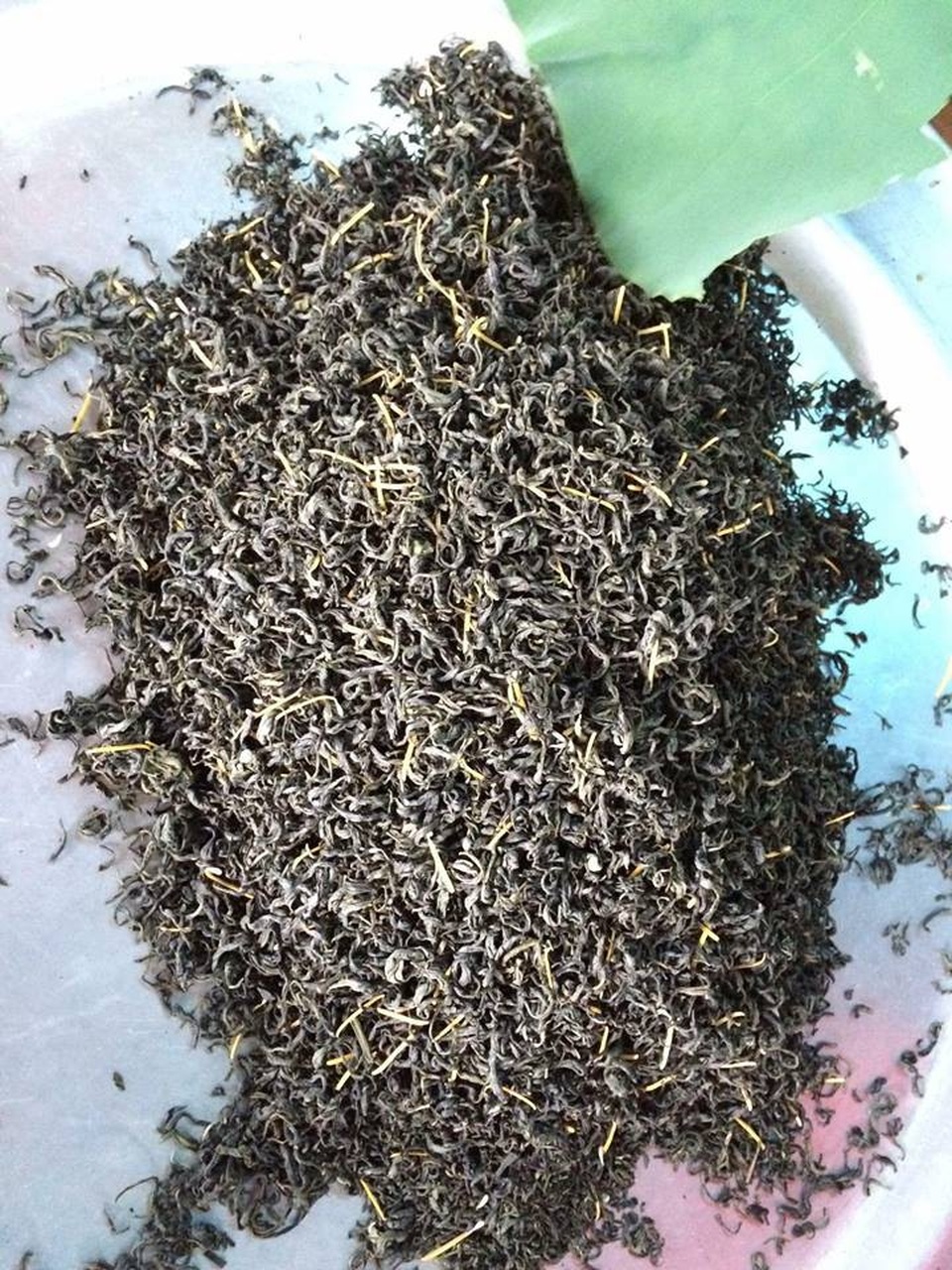 "Siêu phẩm" trà ướp hoa sen giá 40 nghìn đồng/búp hút dân Hà thành - 2
Muốn có trà sen ngon, thì búp trà sau khi hái phải được sấy khô để làm giảm vị chát của trà. Ảnh: Minh Phương