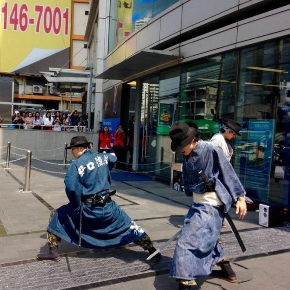 Độc đáo samurai thu rác ở Nhật Bản - 1 Với Gomi Hiroi Samurai, rác thải trên đường phố chính là kẻ thù
