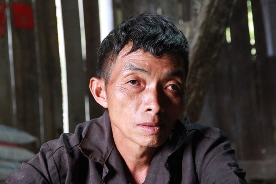 Ông Chu buồn bã khi nhắc đến ba đứa con bị bệnh “giời hành”.