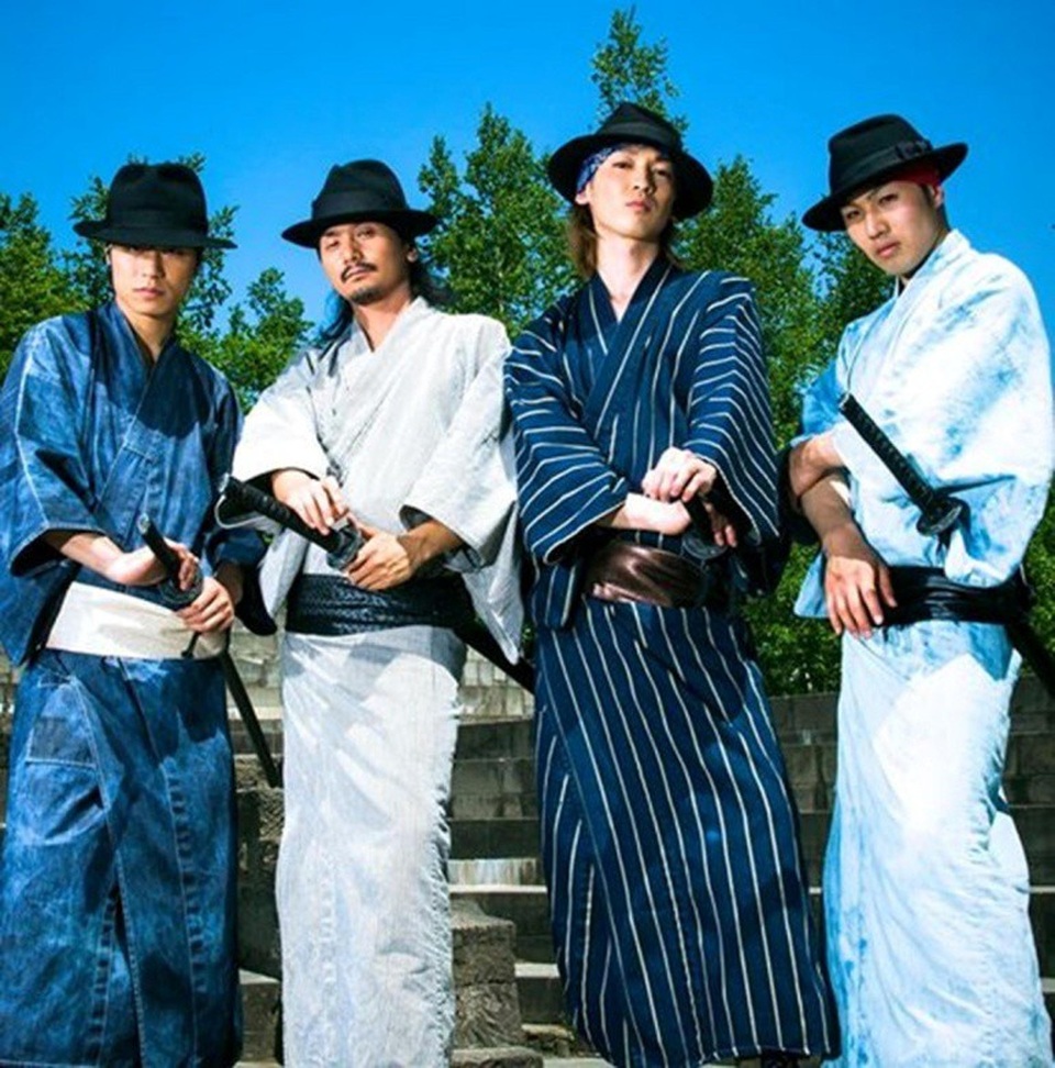 Độc đáo samurai thu rác ở Nhật Bản - 3 Các samurai cầm thanh kẹp rác thay vì kiếm và đeo giỏ đựng rác sau lưng