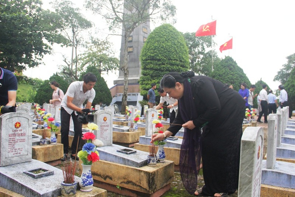 Phó Chủ tịch Quốc hội thăm người dân vùng biên giới Quảng Trị - 2 Phó Chủ tịch Quốc hội Tòng Thị Phóng tri ân các anh hùng liệt sĩ tại Nghĩa trang huyện Hướng Hóa