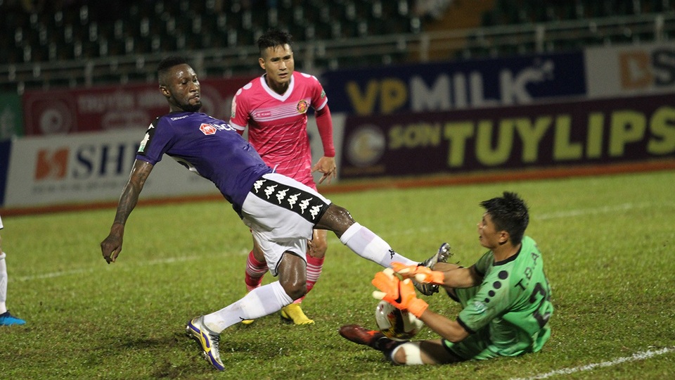 Quang Hải ghi bàn, CLB Hà Nội vẫn thua trận đầu tiên tại V-League 2018 - 7 Nhưng thất bại với tỷ số đậm vẫn không làm suy suyễn vị trí dẫn đầu của CLB Hà Nội, họ vẫn còn cách đội gần nhất trên bảng xếp hạng đến 10 điểm