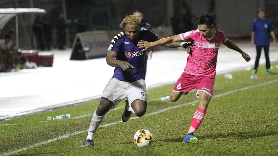 Quang Hải ghi bàn, CLB Hà Nội vẫn thua trận đầu tiên tại V-League 2018 - 3 Oseni là người mở tỷ số trong trận đấu này