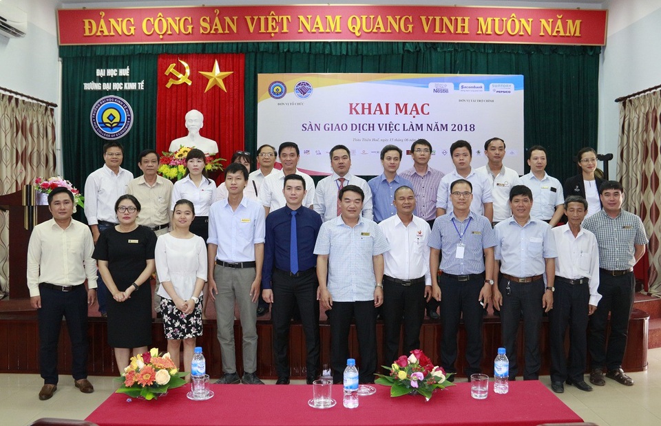 Đại học Kinh tế - Đại học Huế đạt chuẩn chất lượng giáo dục quốc gia - 8 Lãnh đạo trường chụp ảnh lưu niệm cùng các doanh nghiệp