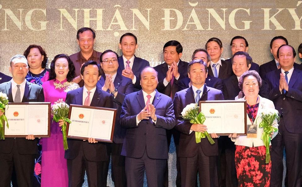 Thủ tướng muốn Thủ đô chuyển thành "Hà Nội, không vội không xong" - 1 Thủ tướng trao giấy chứng nhận đầu tư cho các doanh nghiệp. (Ảnh: Chinhphu.vn).