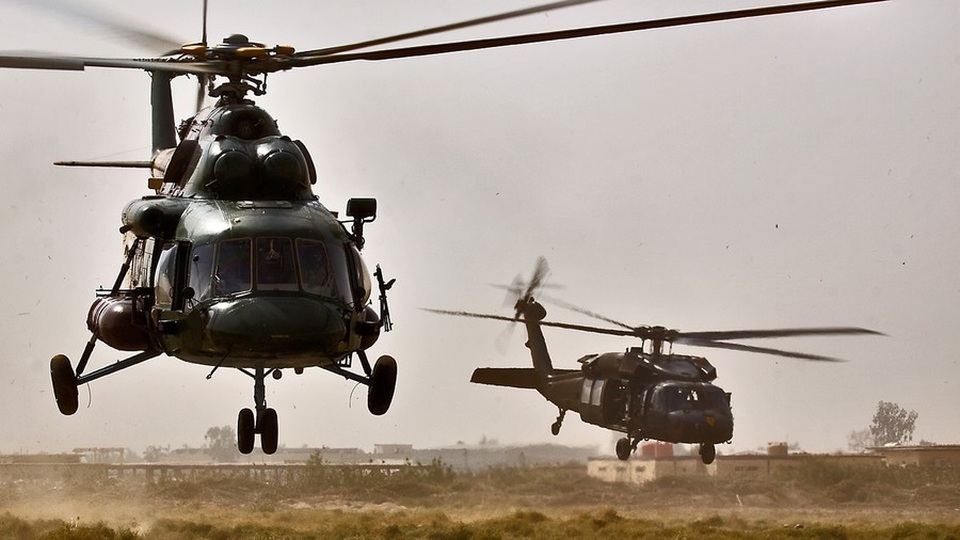Lầu Năm Góc thừa nhận "diều hâu đen" Black Hawk của Mỹ thua kém trực thăng Nga - 1 Trực thăng Mi-17 (bên trái) do Nga sản xuất và UH-60 Black Hawk do Mỹ sản xuất hoạt động tại Iraq. (Ảnh: Reuters)