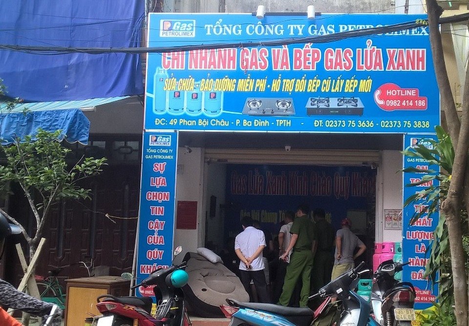 Bắt giữ đối tượng truy nã đặc biệt nguy hiểm có tàng trữ “hàng nóng” - 1 Cơ quan Công an ập vào cơ sở kinh doanh gas bắt đối tượng truy nã đặc biệt nguy hiểm