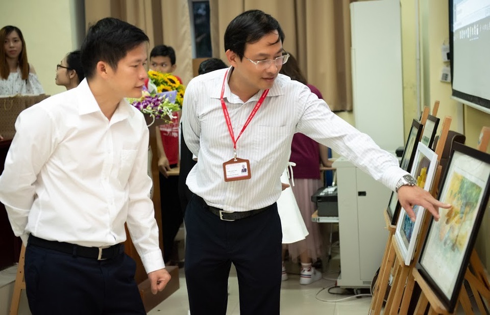 Tiến sĩ nha khoa Nguyễn Phú Hòa: “Tình yêu nghệ thuật giúp bác sĩ dễ cảm thông với người bệnh” - 1 TS.BS nha khoa Nguyễn Phú Hòa (trái) cùng với ông Trần Thanh Tùng - Bộ môn Lý Dược, Trưởng phòng Tài chính (Trường Đại học Y Hà Nội) xem các tác phẩm dự thi.