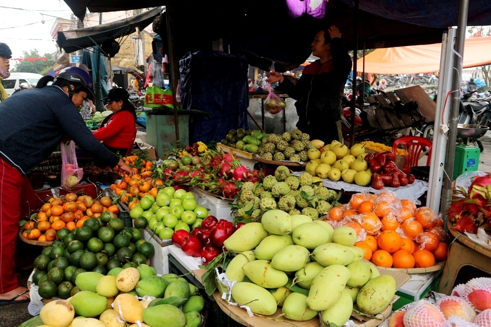 Trái cây, bánh ú, lá mùng 5... hút hàng Tết Đoan Ngọ - 2 Dù Tết Đoan Ngọ nhộn nhịp, đông người mua nhưng giá các mặt hàng khá ổn định, trái cây cũng chỉ tăng nhẹ từ 2.000-4.000 đồng/kg so với ngày thường