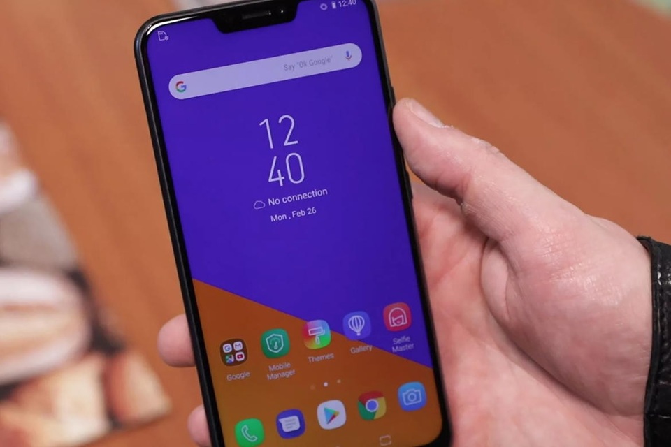 Những smartphone dễ gây nhầm lẫn vì quá giống iPhone X - 5 Một iPhone X ở phân khúc tầm trung chính là điều được Asus hướng tới.