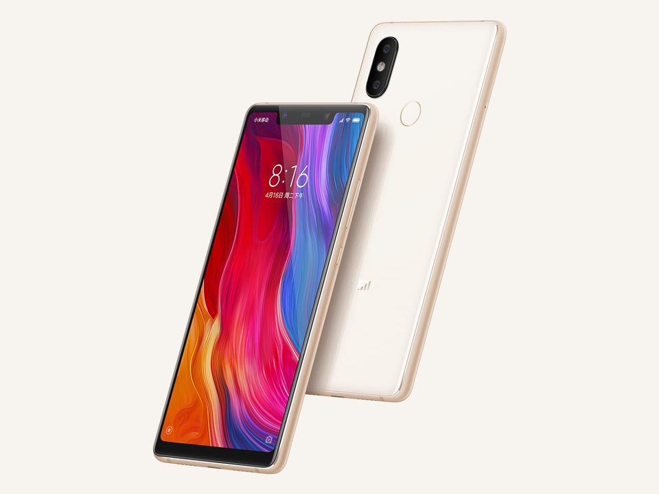Những smartphone dễ gây nhầm lẫn vì quá giống iPhone X - 6 Không chỉ sao chép tai thỏ ở mặt trước, Mi 8 còn có cụm camera kép ở phía sau rất giống với iPhone X.