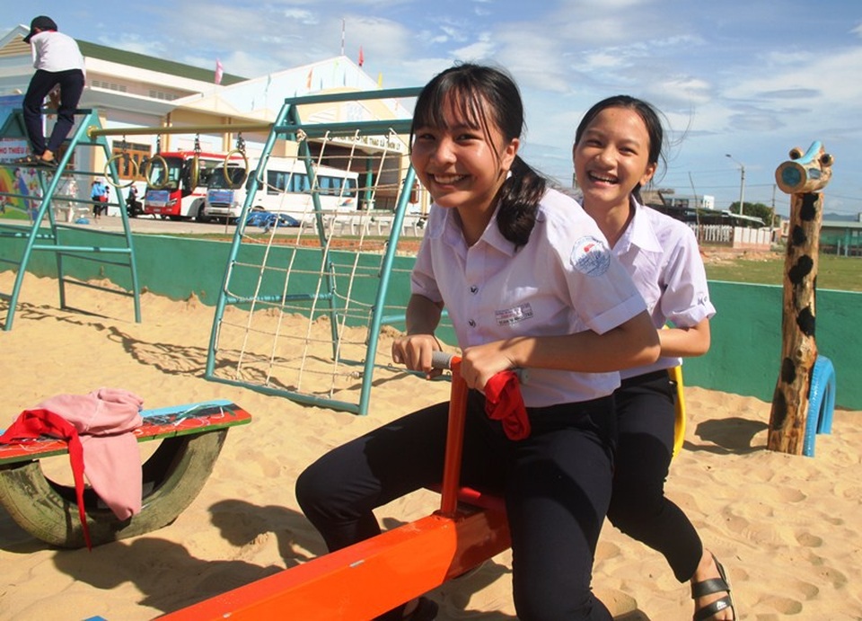 Nhiều trẻ em xã bán đảo phấn khích lần đầu tiên… chơi trò bập bênh, xích đu - 3 Các bạn học sinh ở đây lần đầu tiên được chơi trò bập bênh.