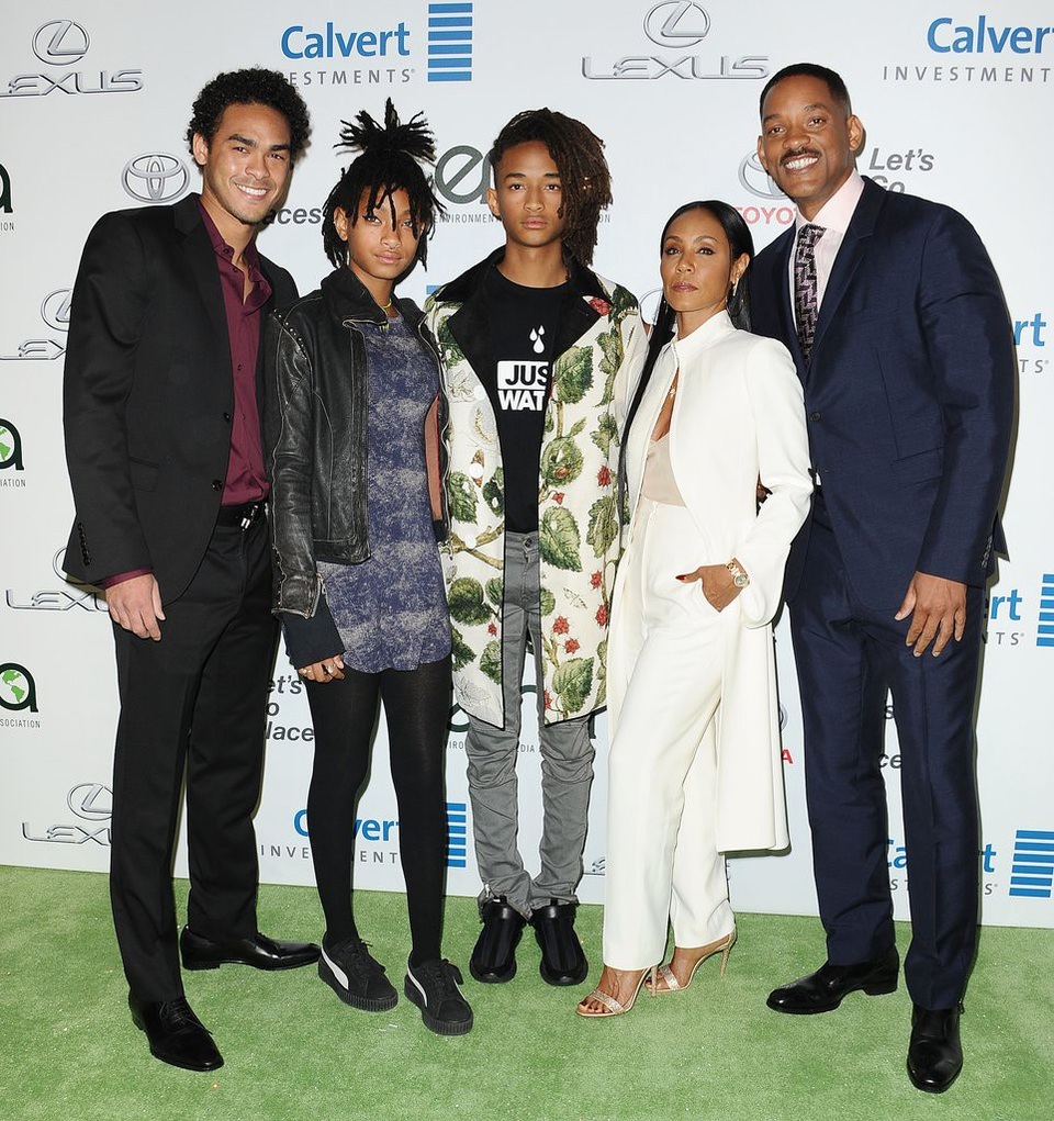 Vợ chồng Will Smith sượng sùng vì bị con bắt gặp đang “yêu” - 4 Will Smith có một người con trai từ cuộc hôn nhân đầu - Trey Smith (ngoài cùng bên trái). Mối quan hệ giữa Trey với gia đình hiện tại của Will rất tốt đẹp. Jada là người vợ thứ hai của Will.