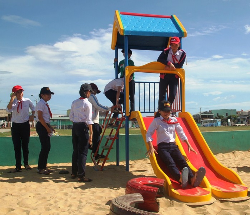 Nhiều trẻ em xã bán đảo phấn khích lần đầu tiên… chơi trò bập bênh, xích đu - 4 Thích thú với trò cầu trượt.
