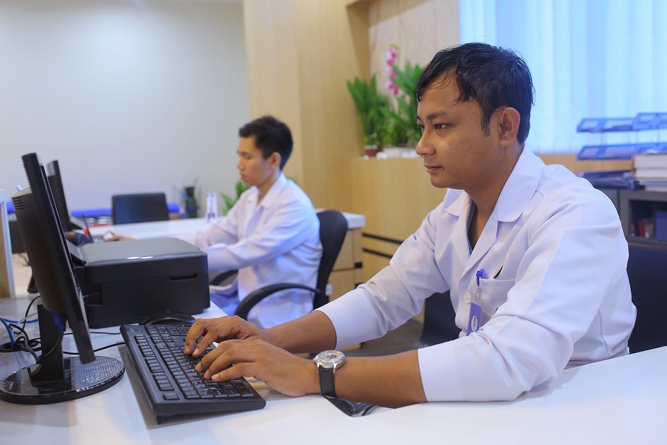 Máy tính “cục gạch”, bệnh viện 5 sao “thời cổ đại” và hãng viễn thông 4.0 ở Myanmar - 1
Sau khi lắp đặt hệ thống internet cố định của Mytel, các bác sĩ của bệnh viện Kan Thar Yar đã có thể quản lý hệ thống tốt hơn nhờ đường truyền chất lượng cao