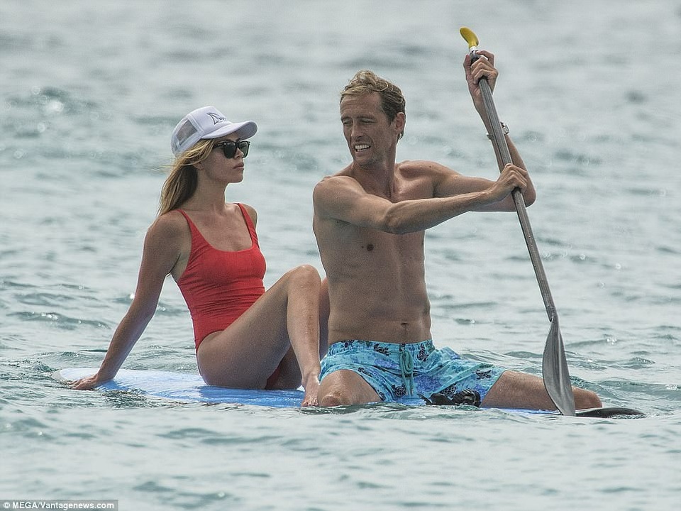Thân hình nóng bỏng của gái ba con Abbey Clancy - 6
Cô thừa nhận 2 vợ chồng rất bận bịu với việc con cái