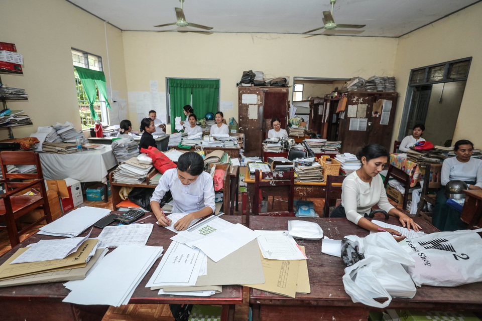 Máy tính “cục gạch”, bệnh viện 5 sao “thời cổ đại” và hãng viễn thông 4.0 ở Myanmar - 2
Bàn làm việc chất đầy giấy tờ khi chưa được số hoá tại Phòng giáo dục huyện Ye