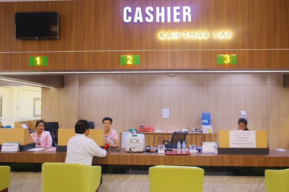 Máy tính “cục gạch”, bệnh viện 5 sao “thời cổ đại” và hãng viễn thông 4.0 ở Myanmar - 3
Việc giao dịch, thanh toán ở bệnh viện Kan Thar Yar nay đã dễ dàng và nhanh chóng hơn