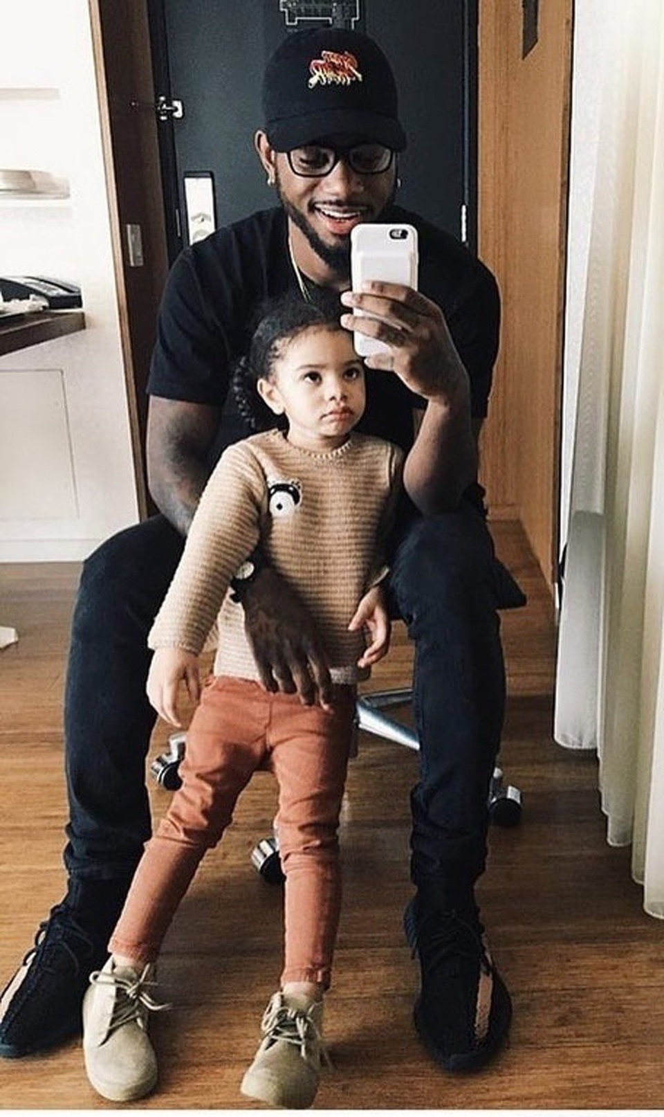 Có vẻ như cô bé này thường xuyên đến phòng tập gym mới có cánh tay to như vậy.