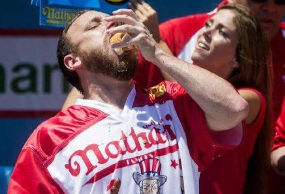 Phải chăng cô gái đang đút cho chàng trai ăn có phần hơi mạnh bạo?