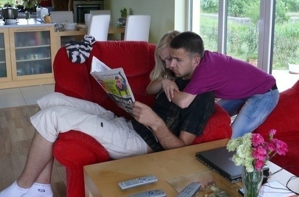 Lại một hình ảnh khiến nhiều người bối rối về vị trí của 2 người.