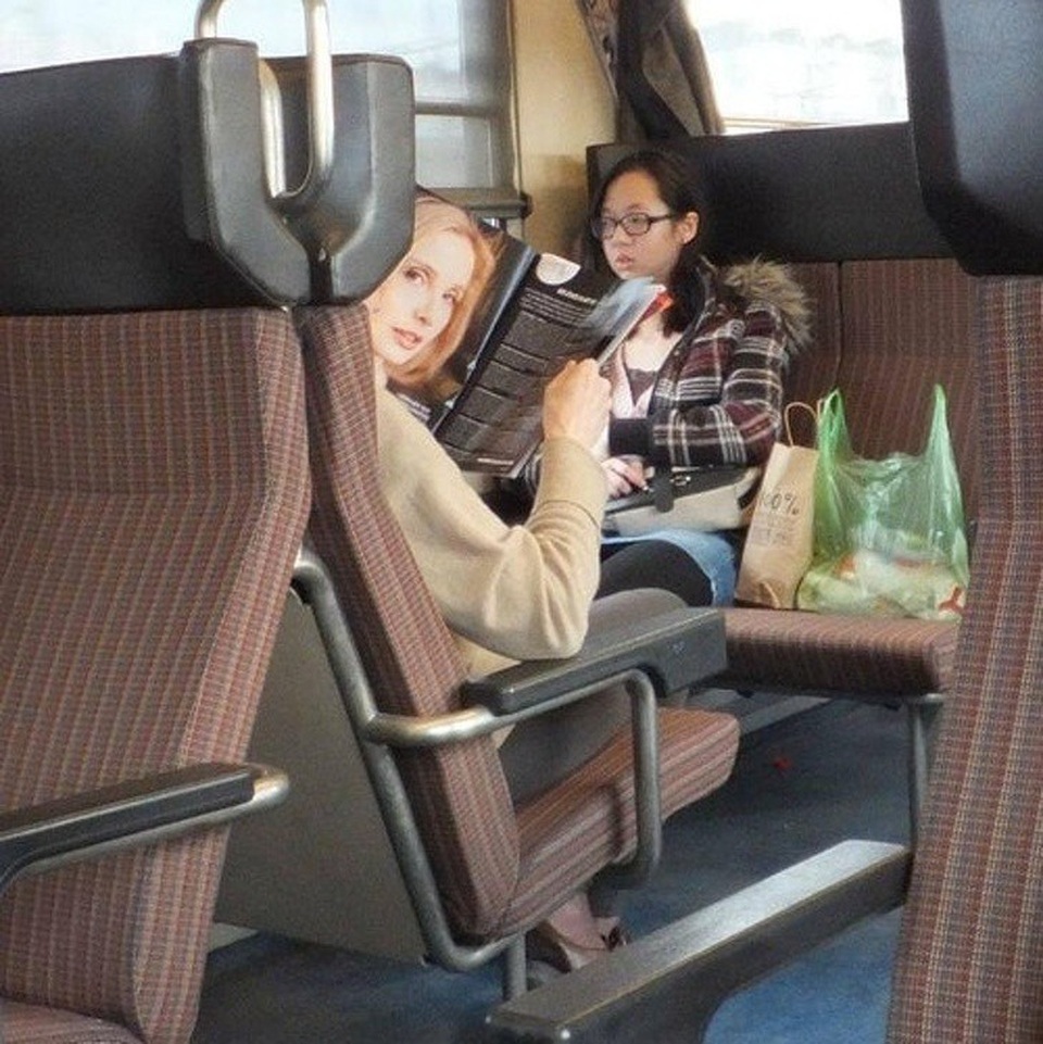 “Đừng nhìn lén tôi nữa nhé!”, cuốn tạp chí nói với người ngồi sau.