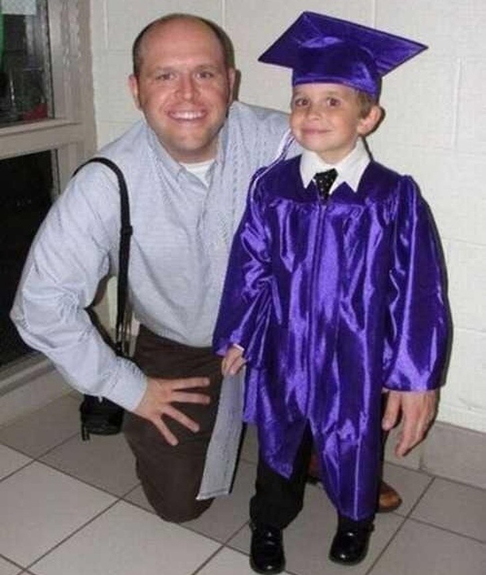 Cậu bé với bàn tay khổng lồ so với cơ thể