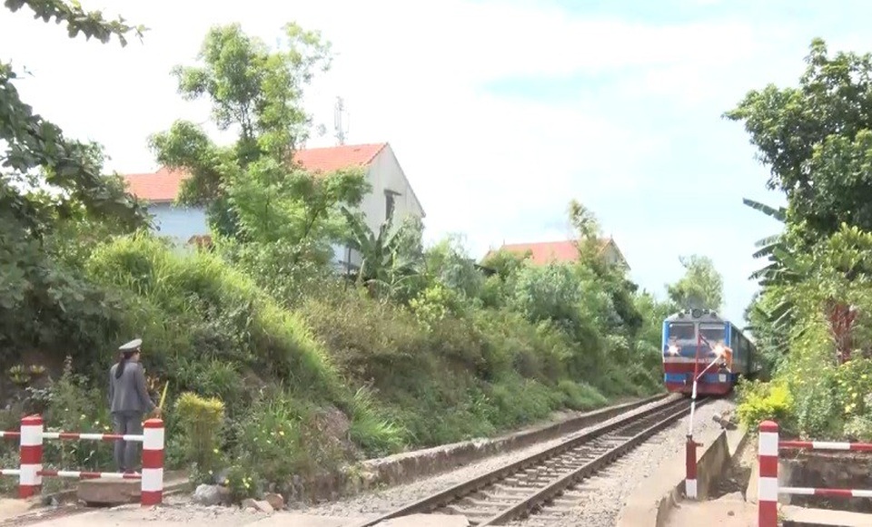 Vụ tàu hỏa dừng khẩn cấp: Kỷ luật nữ nhân viên gác chắn đau bụng - 1 Một đường ngang dân sinh tại Quảng Bình