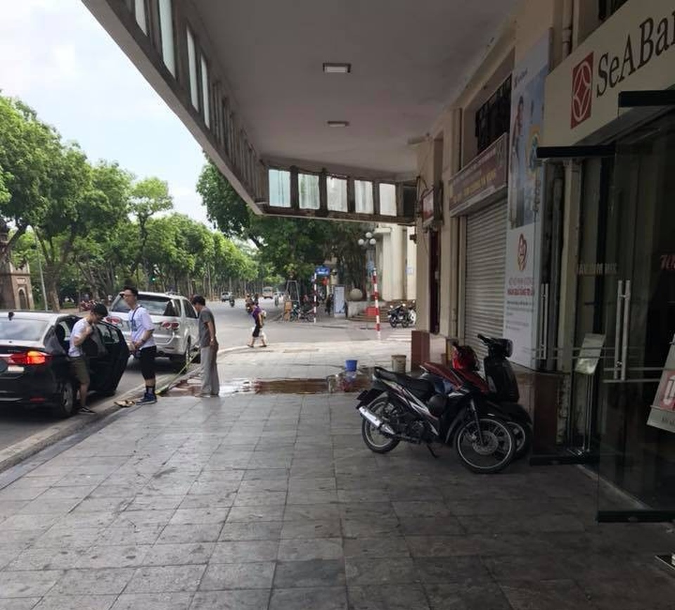 Nghi vấn thiếu nữ 16 tuổi tử nạn trong khi "đi bão" bên Hồ Gươm - 1 Hiện trường xảy ra vụ việc (Ảnh: TDC)
