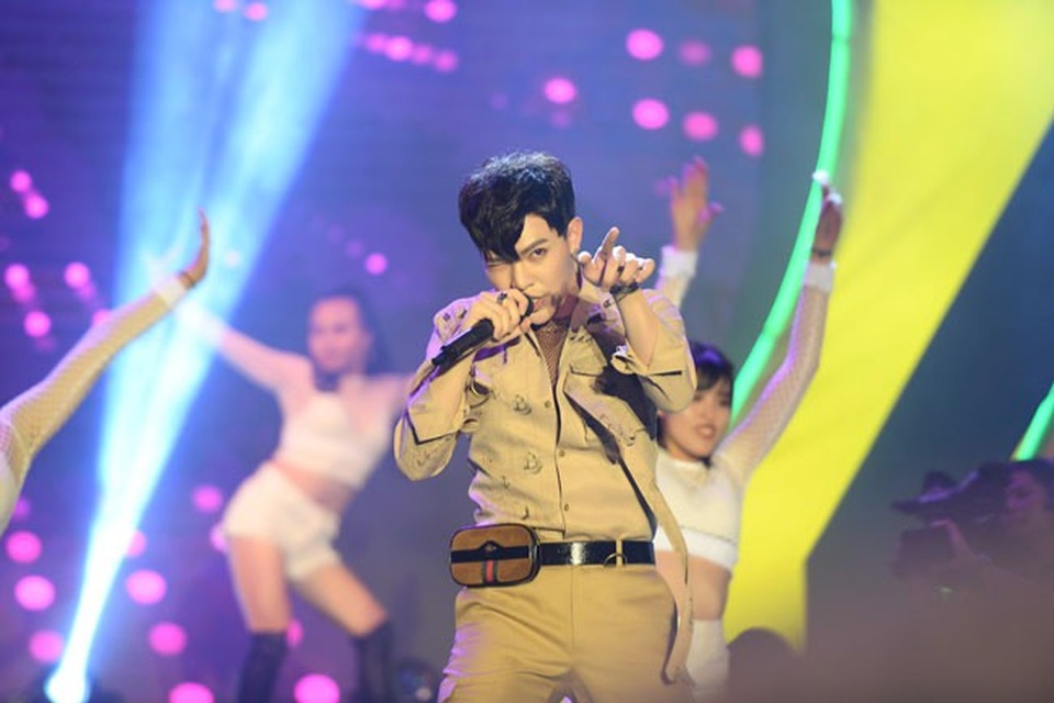 Về thăm trường cũ, Đức Phúc đọc rap “Người âm phủ” khiến fan phấn khích - 5 Thành viên cuối cùng gia đình hoa dâm bụt – Erik xuất hiện trong niềm trong chờ từ khán giả.