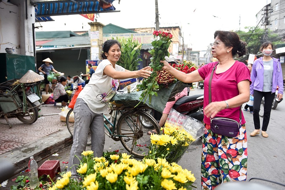 Rượu nếp, hoa quả đắt hàng ngày Tết Đoan Ngọ - 9
Tết Đoan Ngọ vào ngày đi làm nên nhiều người tranh thủ đi chợ từ sớm để sắm đồ cúng lễ. Ngoài rượu nếp, hoa quả, hoa cúng cũng là đồ lễ không thể thiếu trong ngày này.