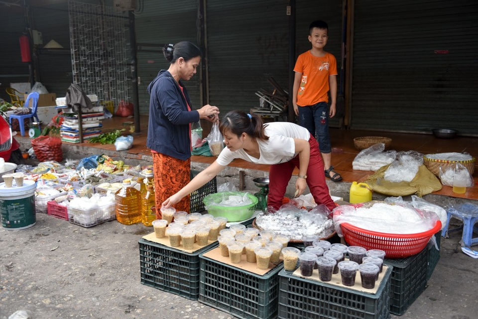 Rượu nếp, hoa quả đắt hàng ngày Tết Đoan Ngọ - 3
Gian hàng của chị Hà ở chợ Phùng Khoang hôm nay chuẩn bị 2 tạ nếp cái và nếp cẩm để bán cho người dân mua về cúng Tết Đoan Ngọ.